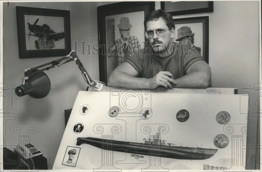 1989 Press Photo Mike Wooten, police officer is WWII artist, Birmingham - Historic Images