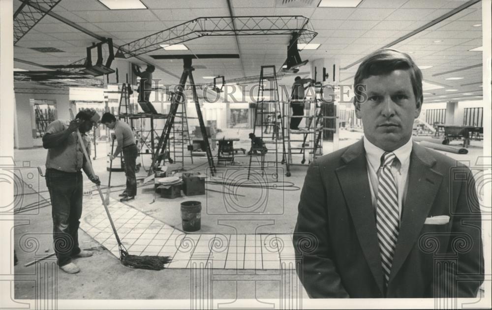 1986 Press Photo Richard Yeilding inside new Galleria department , Birmingham - Historic Images