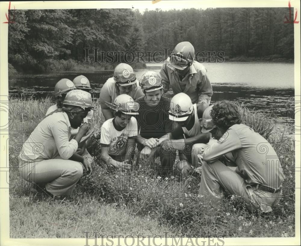 1979 Press Photo Youth Conservation Corps examine algae at Payne Lake, Alabama - Historic Images