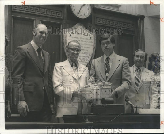 1976 Press Photo Clanton, Alabama Mayor Bill Bennett & others, Peach Festival - Historic Images