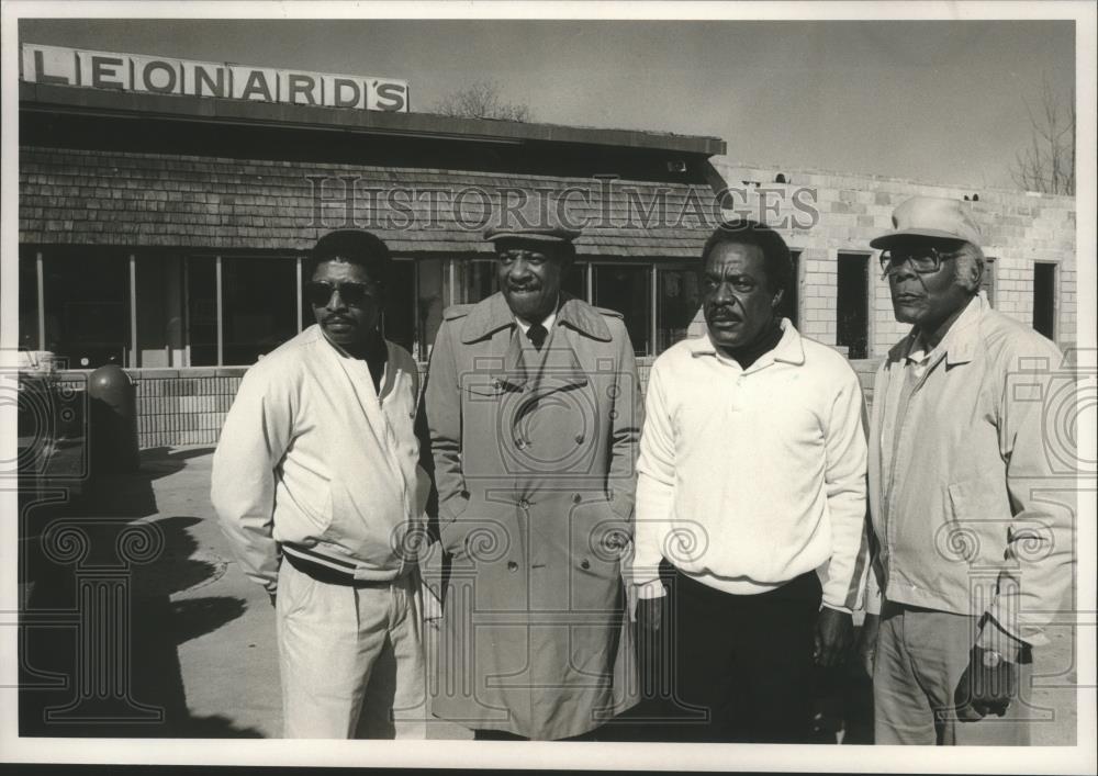 1987 Press Photo Eddie Woods, with others, in front of Leonards store, Alabama - Historic Images