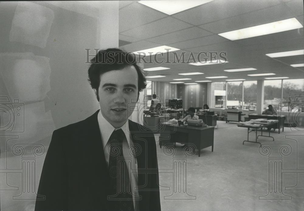 1976 Press Photo supervisor Tom Walker, Mining Commission, unfinished office - Historic Images