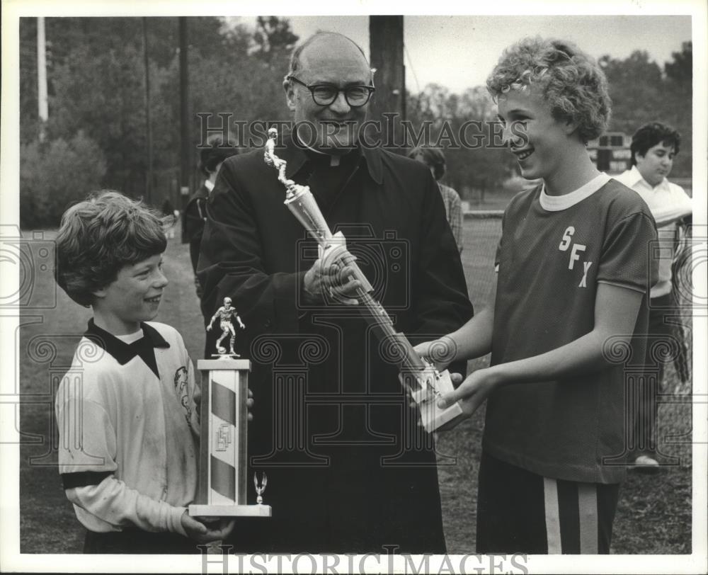 1979 Press Photo Bishop Joseph Vath presents soccer trophies to players, Alabama - Historic Images