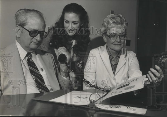 1982 Press Photo Dr. Gwenyth Vaughn, Speech Pathologist & Ken Mulal & A. Tidwell - Historic Images