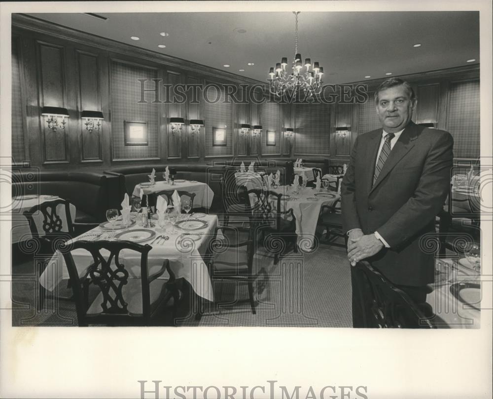 1988 Press Photo Galleria owner Jim Wilson in Winston's hotel restaurant - Historic Images