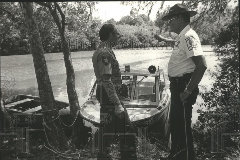 1980 Press Photo Police stand next to Conecuh River where child&#39;s body was found - Historic Images