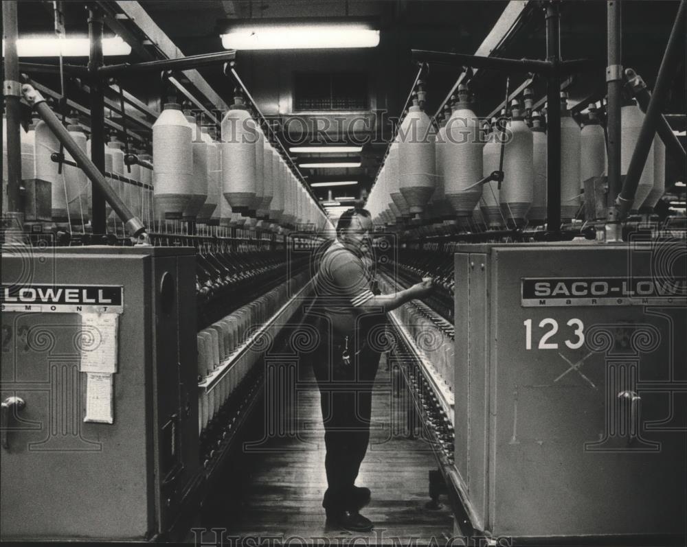 1985 Press Photo Clem Leon, Spinning Technician, at Equipment in Avondale Mills - Historic Images