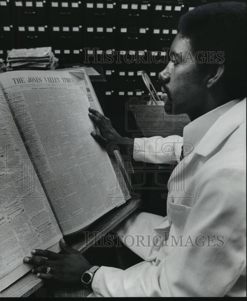 1978 Press Photo Reader looks at Jones Valley Times newspaper, Montgomery - Historic Images