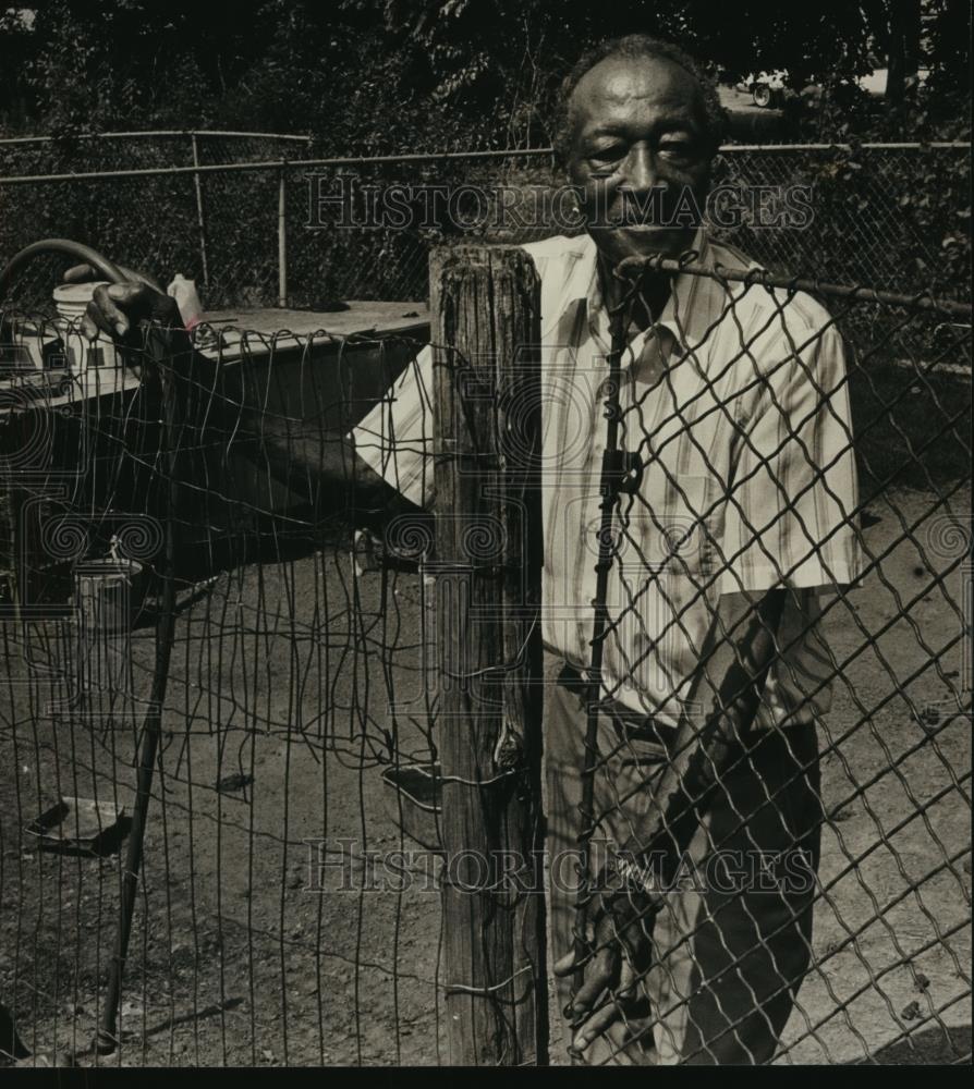 1985 Press Photo Reverend D. L. Pearson inside fence in Norwood, Alabama - Historic Images