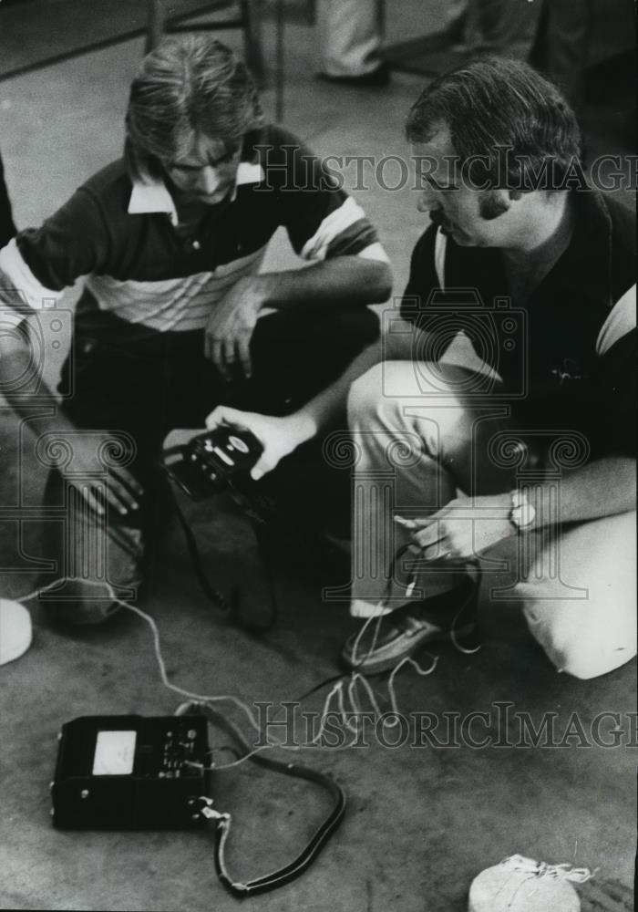 1978 Press Photo Reeder shows how to set up equipment for blasting mines - Historic Images