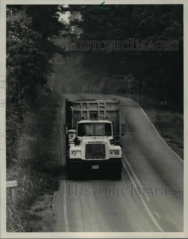 1984 Press Photo Coal truck leaves Adger mines going to steam plant, Alabama - Historic Images