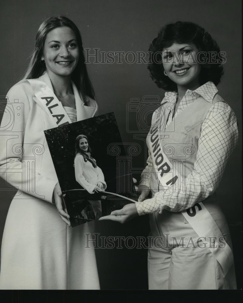 1977 Press Photo Angela Jo Medders and Lenne Jo Hallgren, Junior Misses - Historic Images