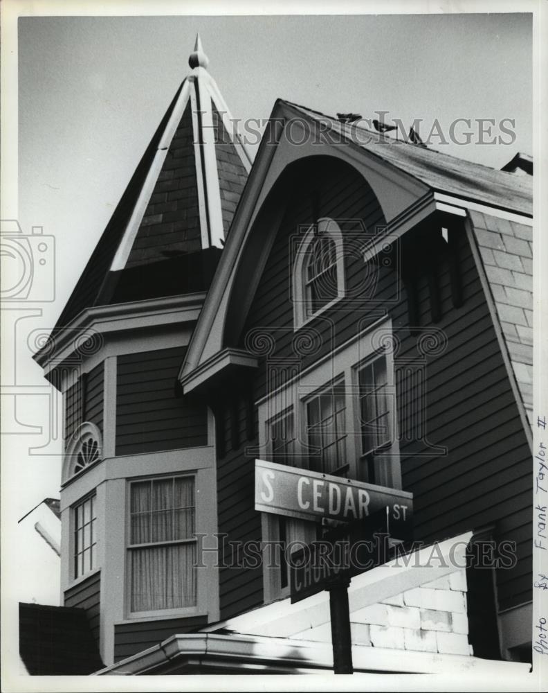 1982 Press Photo Pigeons mingle atop a recently restored law office, Mobile - Historic Images