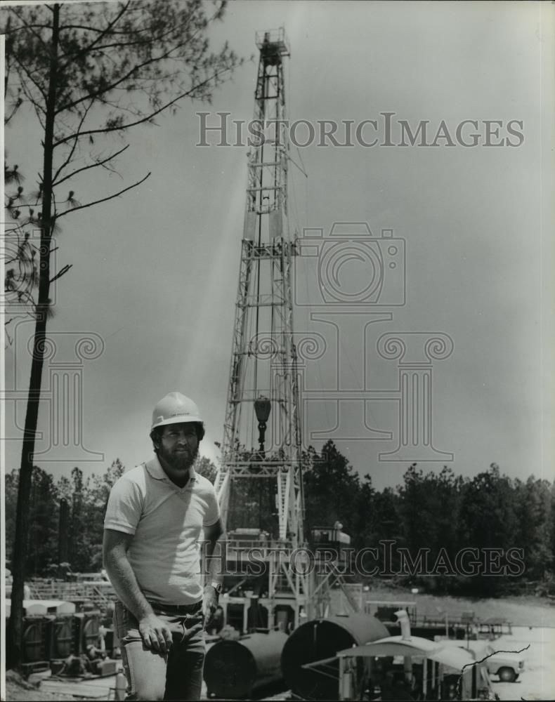 1982 Press Photo Howard, drilling foreman in front of oil rig, Shelby County - Historic Images