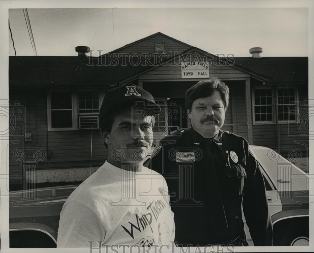 1986 Press Photo Joe Jezewski and Jimmy Metcalf, at town hall, Napier Field - Historic Images