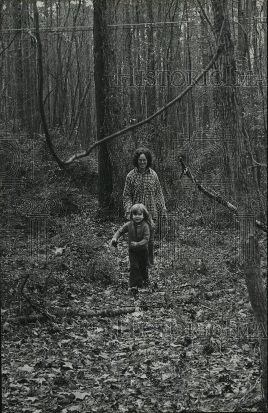 1976 Press Photo Hiking along Jamison Park nature trail in Mountain Brook - Historic Images