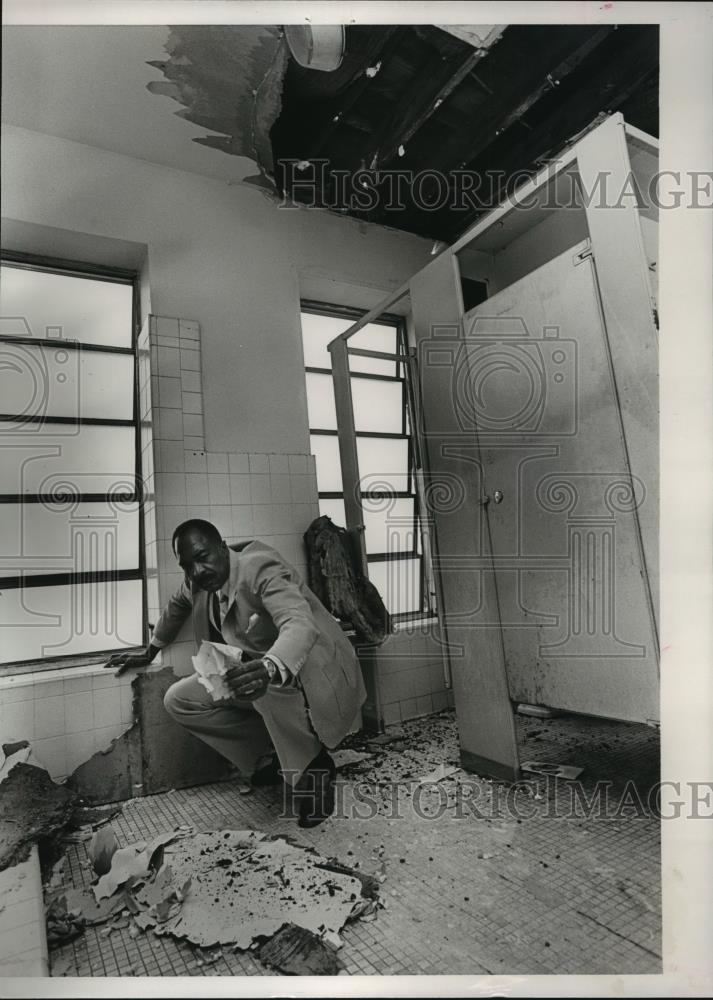 1986 Press Photo Miles President Doctor Leroy Johnson examines fallen sheet rock - Historic Images