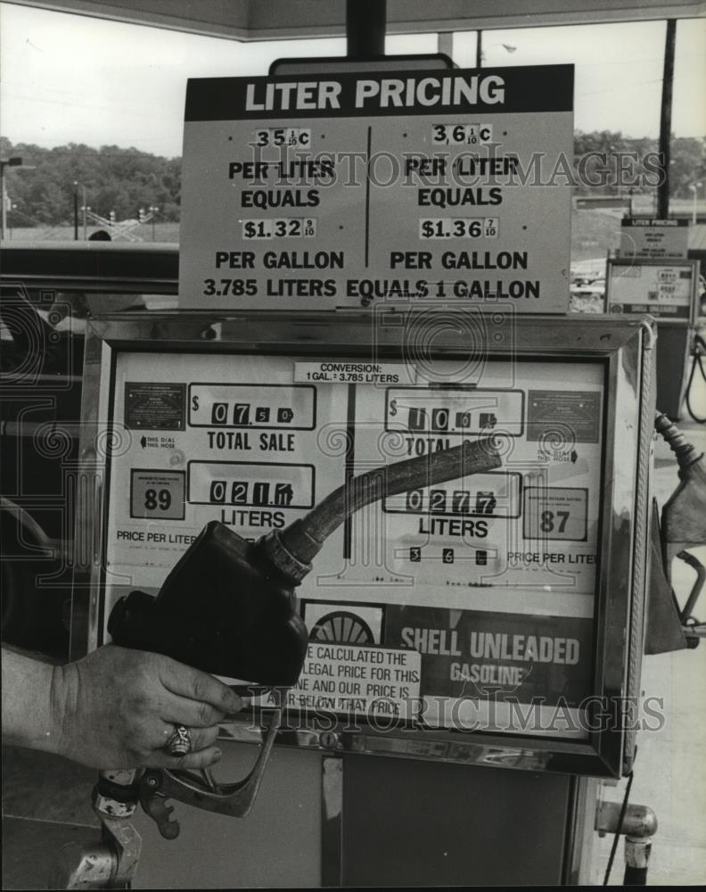 1981 Press Photo Shell Gas Station Prices in Gallon and Liter with Metric System - Historic Images