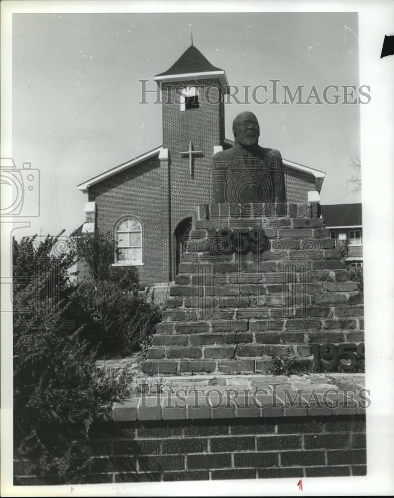 1980 Press Photo Statue of Cudjoe Lewis at Union Baptist Church, Mobile, Alabama - Historic Images