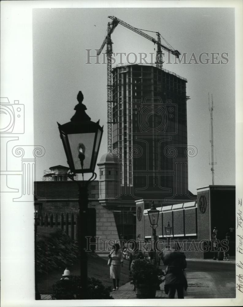 1983 Press Photo 18th Century replica Fort Conde set against the Riverview Plaza - Historic Images
