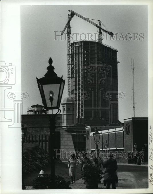 1983 Press Photo 18th Century replica Fort Conde set against the Riverview Plaza - Historic Images