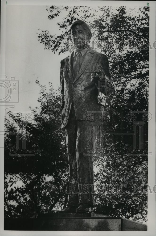1990 Press Photo Statue of Dr. Joseph Volker of University of Alabama - Historic Images