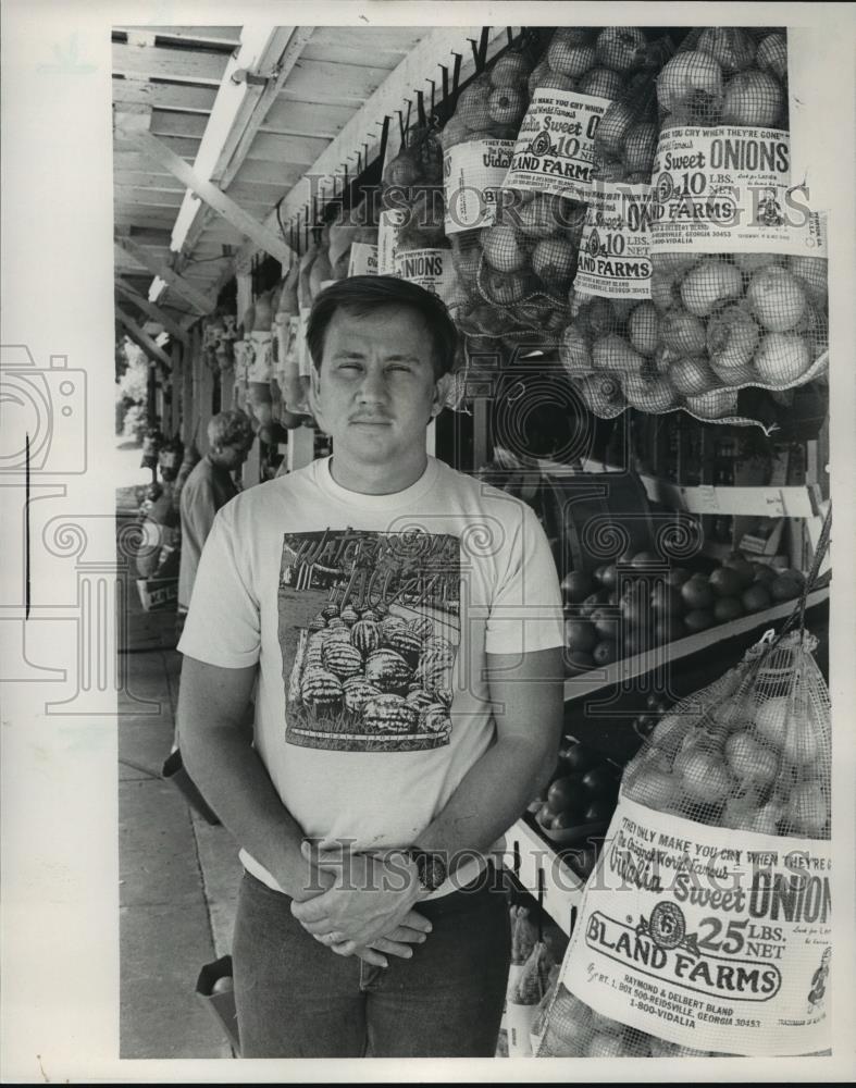 Press Photo Eddie Scurlock, Cottondale Produce Dealer Next to Vidalia Onions - Historic Images