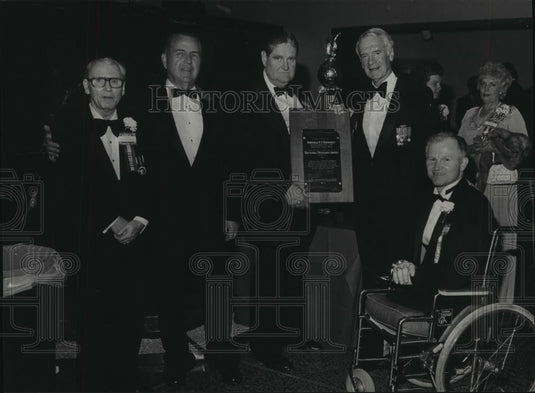 1984 Press Photo Attendees of the Veterans Day Dinner including Raymond Weeks - Historic Images