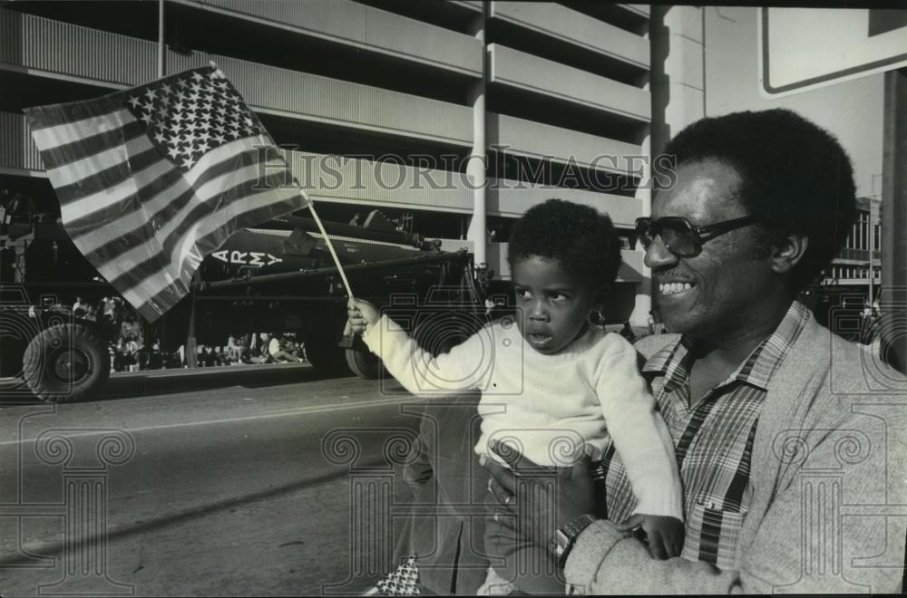 1980 Press Photo Christopher Dunn with son Nat at Veterans Day Parade, Alabama - Historic Images