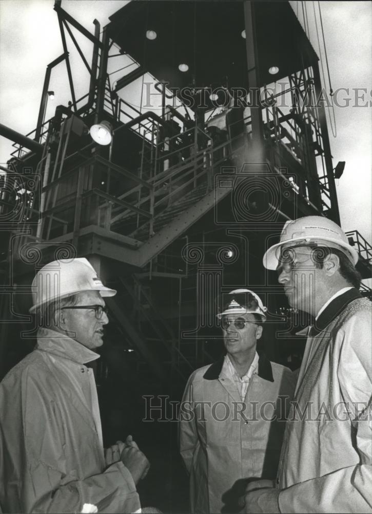 1979 Press Photo Men tour Solvent Refined Coal plant in Wilsonville, Alabama - Historic Images