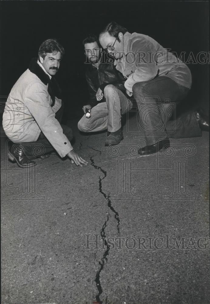 1983 Press Photo Homeowners check crack in Willow Bend , Alabama - abna17294 - Historic Images