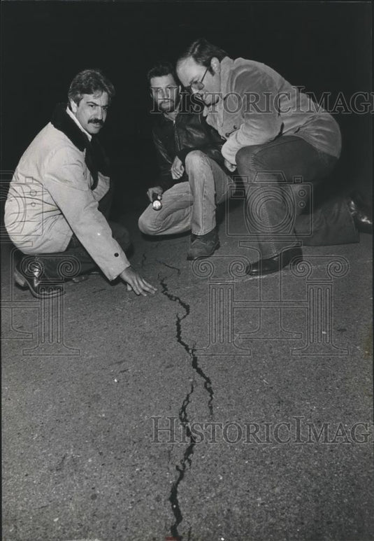1983 Press Photo Homeowners check crack in Willow Bend , Alabama - abna17294 - Historic Images
