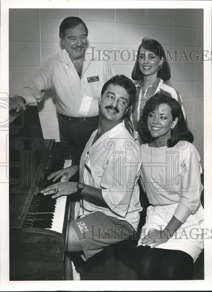 1988 Press Photo Kym Williams, Miss Alabama, and others sing around piano - Historic Images