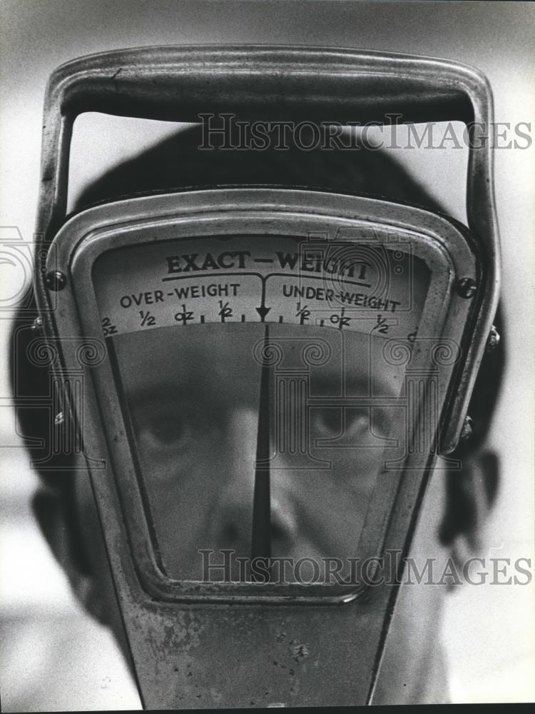 1979 Press Photo Unidentified man checking accuracy of balance on scale - Historic Images