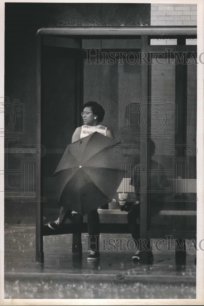 1988 Press Photo Margarita Chamblin of Southside waits for bus Downtown in Rain - Historic Images