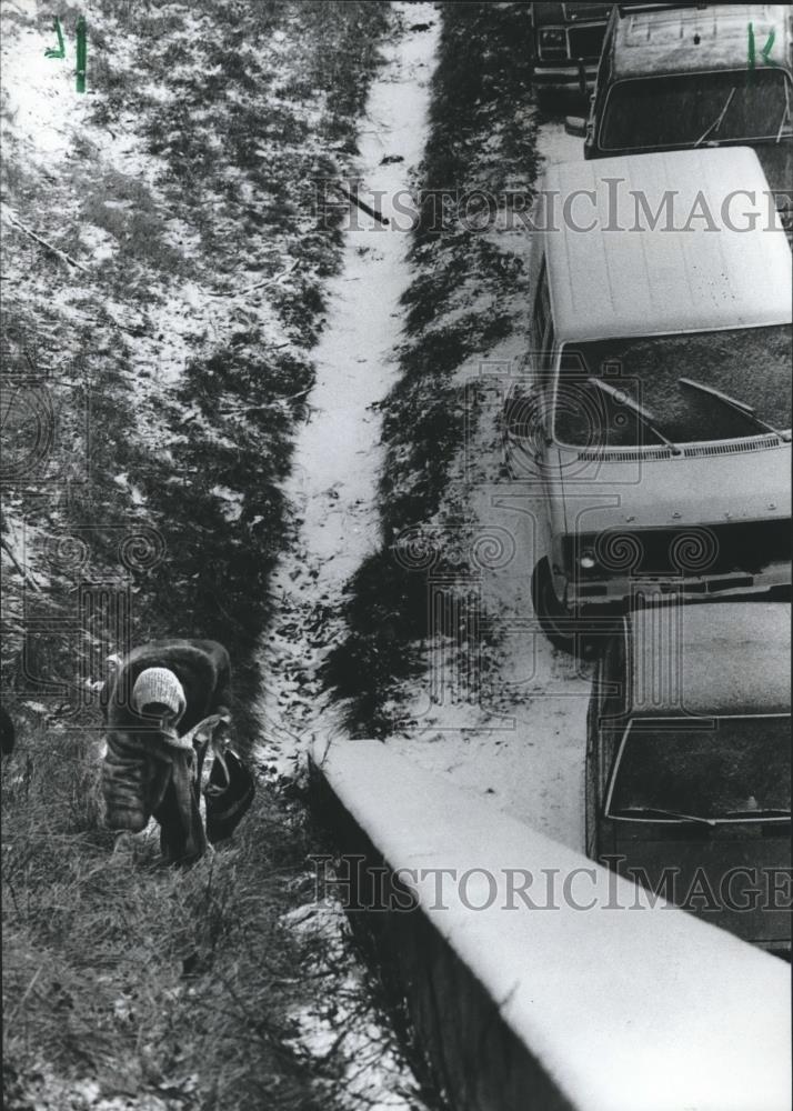 1982 Press Photo Mrs. Thelma Yeagan with Car in ditch under Overpass, Snow Road - Historic Images