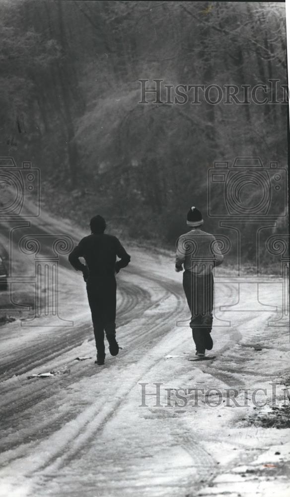 1982 Press Photo Joggers along Green Springs Highway, Alabama - abna17561 - Historic Images