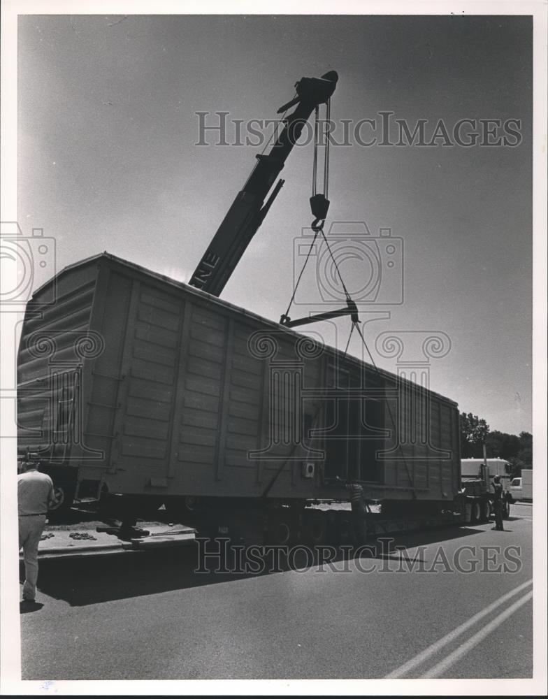 1985 Press Photo Boxcar in Bessemer, Alabama Being Moved - abna19728 - Historic Images