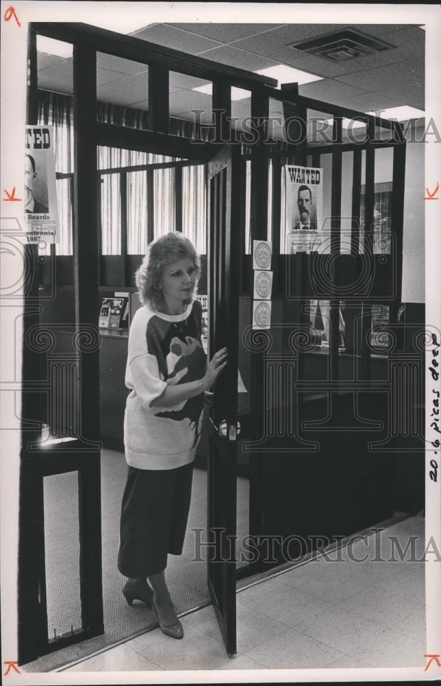 1987 Press Photo Donna Rhodes Checks Out Jail During Bessemer Centennial - Historic Images