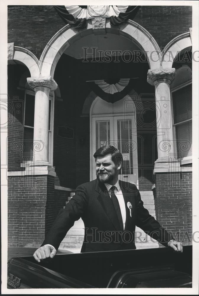 1987 Press Photo Mike Chrisawn Preparing for Centennial Celebration in Bessemer - Historic Images