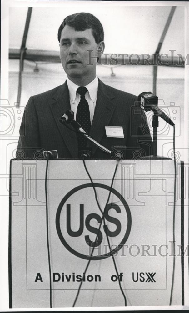 1989 Press Photo Stephen D. Bennett, Fairfield Works General Manager, speech - Historic Images