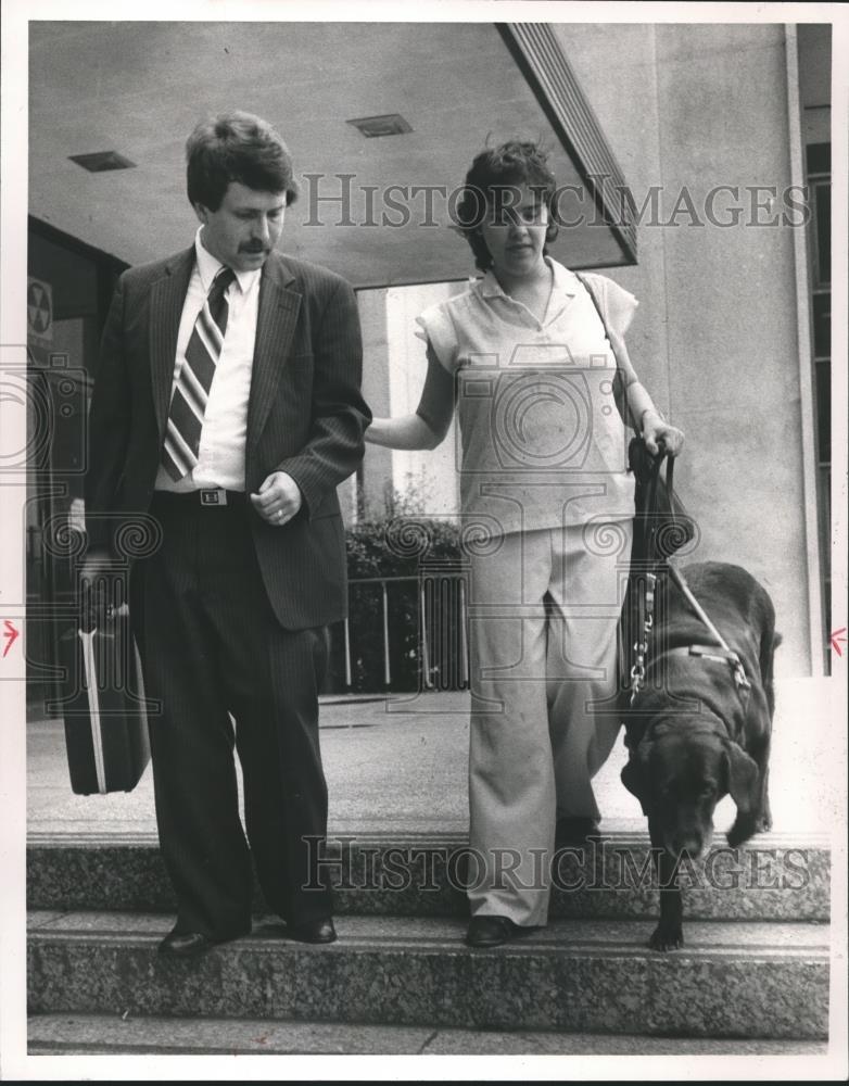 1985 Press Photo Patricia Wise with guide dog and attorney Blume,Tuscaloosa - Historic Images