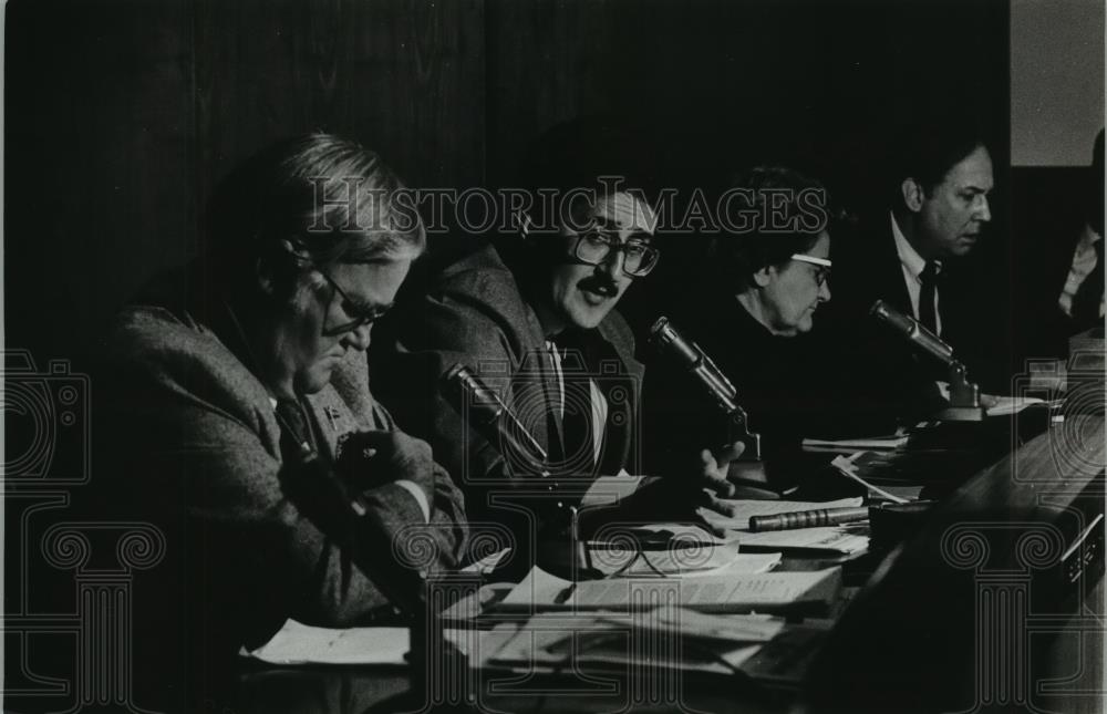 1982 Press Photo Russ Yarbrough, John Katopadis and Others at City Council Meet - Historic Images