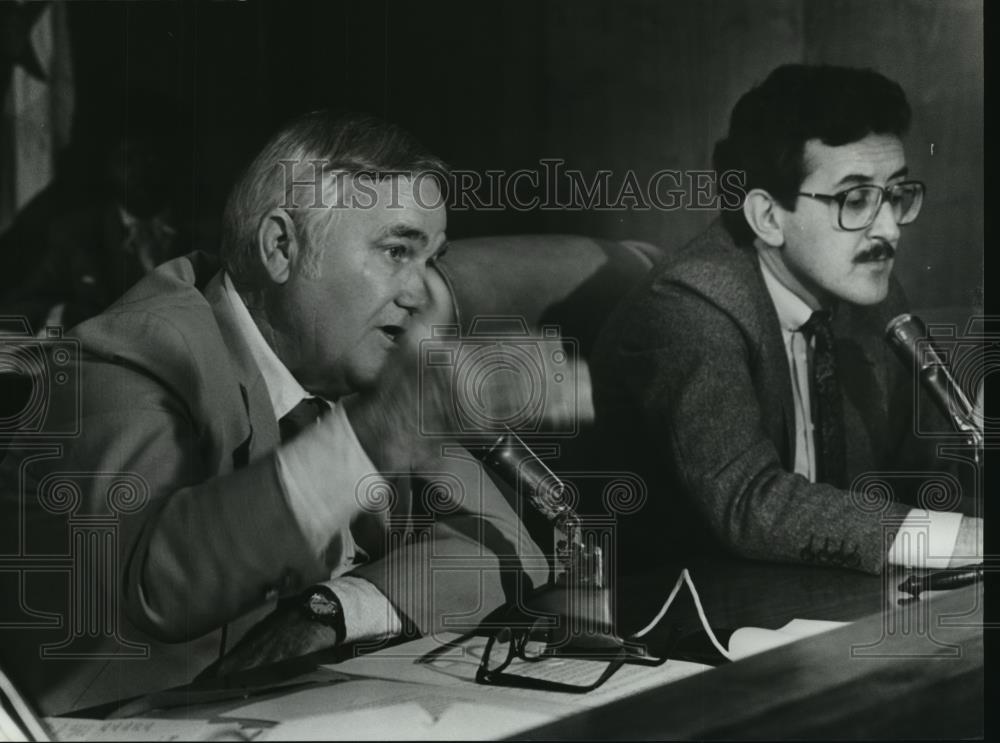 1982 Press Photo Russ Yarbrough, John Katapodis at Birmingham City Council Meet - Historic Images