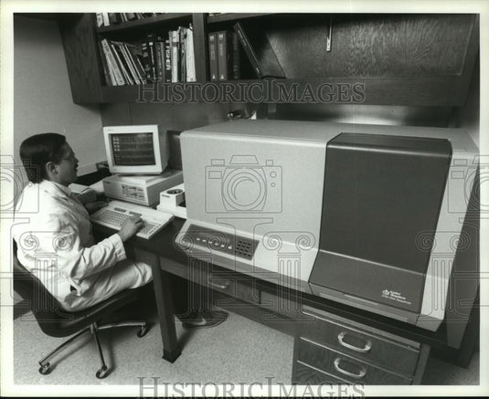 Press Photo Doctor Jerry Engler in the Genetics Department of Medical Center - Historic Images