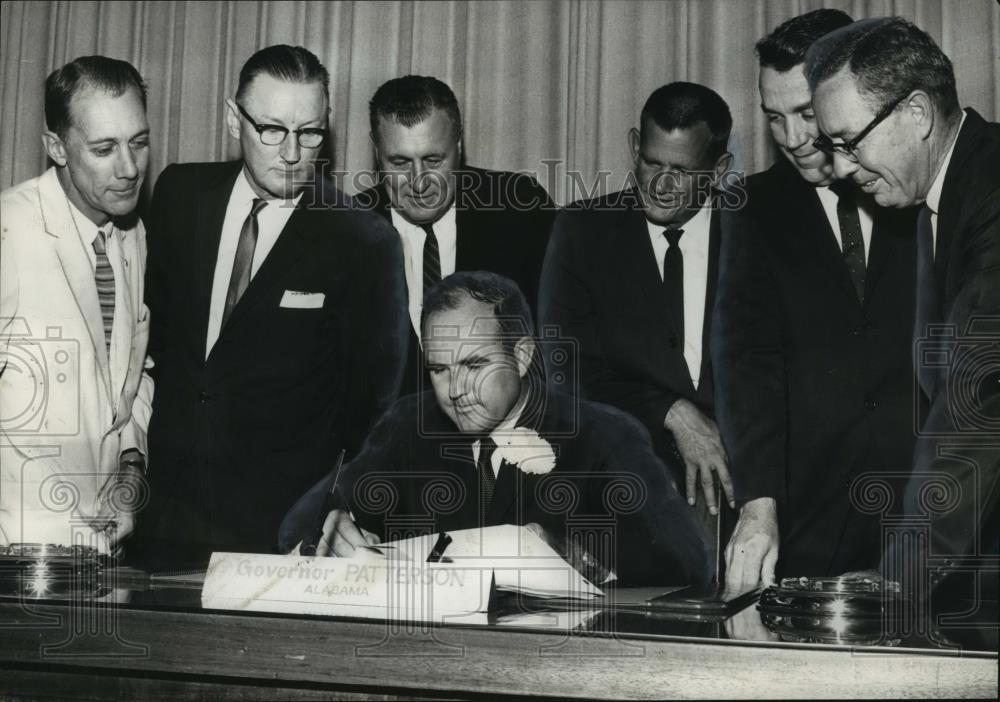 Press Photo Governor John Patterson Signs Bill, Reapportion Alabama Legislature - Historic Images