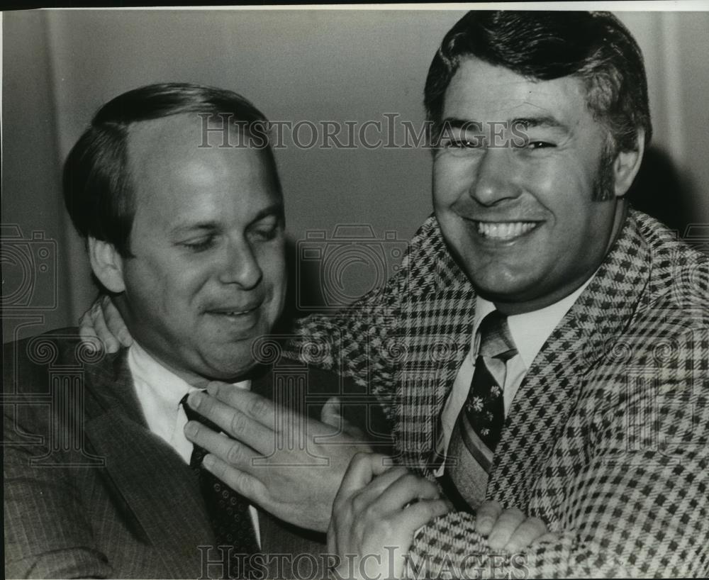 1979 Press Photo Chip Bailey and Mike Weeks discuss Dog Racing Bill, Alabama - Historic Images