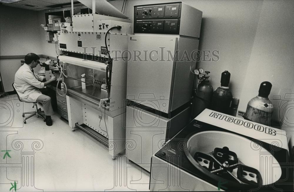 1988 Press Photo Equipment in Dr. Randy Young&#39;s Lab, Birmingham, Alabama - Historic Images