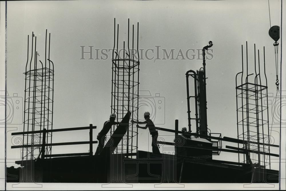 1985 Press Photo Birmingham, Alabama Buildings: Southtrust Tower Workers work - Historic Images