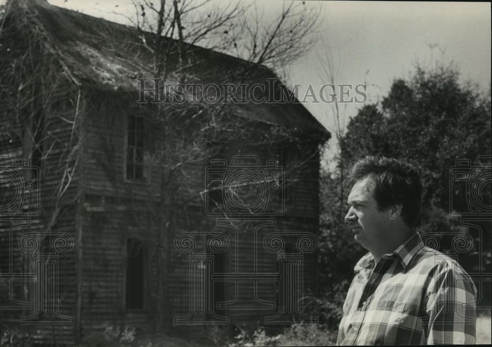 1982 Press Photo Lynn Bowman in front of old Bellwood, Alabama Hotel before Fire - Historic Images